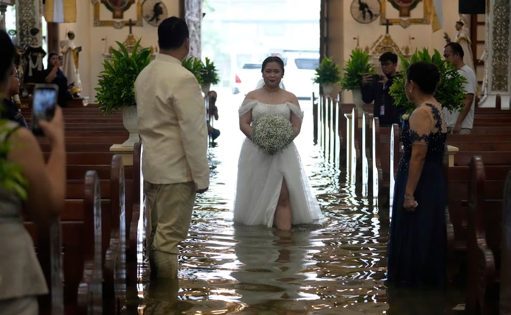 Jamaica Aguilar caminando al altar. Foto: Aaron Favila (AP)